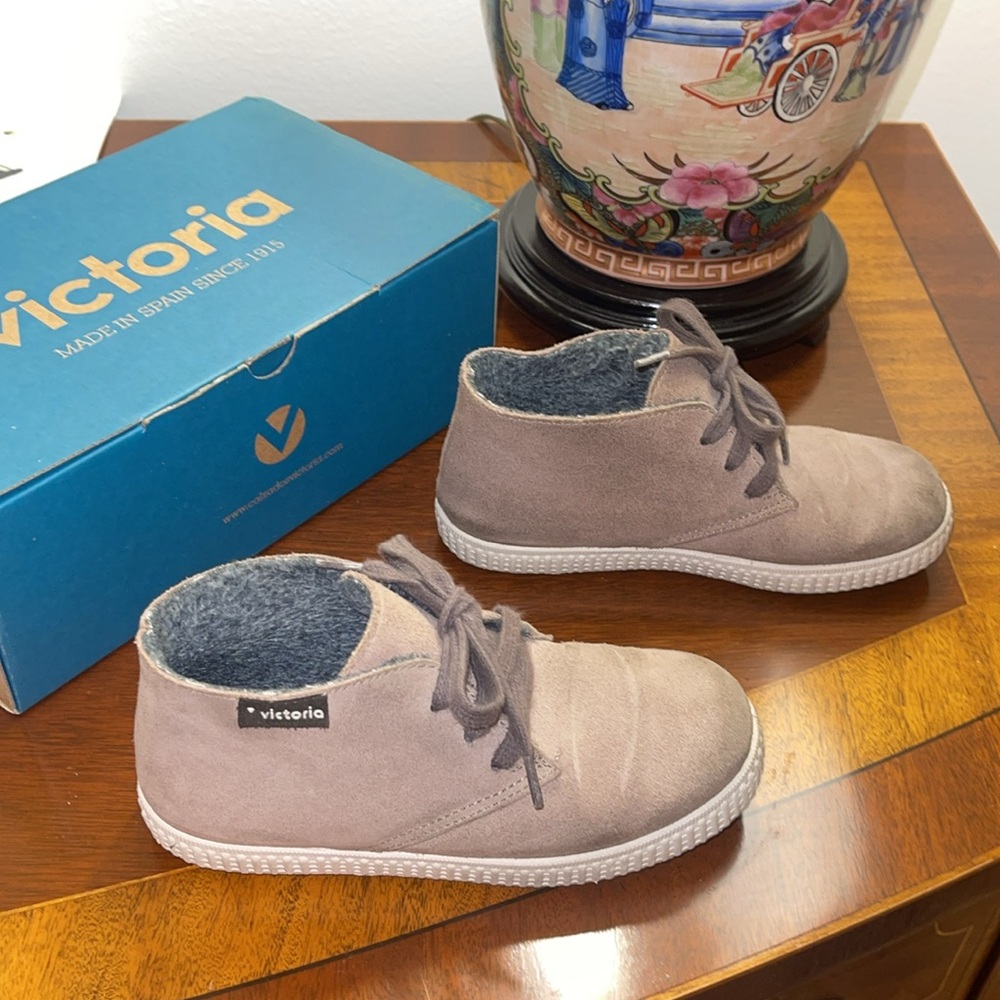VICTORIA SHOES SPAIN Kids Taupe Suede Lace Up Low Boots Sz. 12.5 EU 30 - GUC! - Picture 2 of 5
